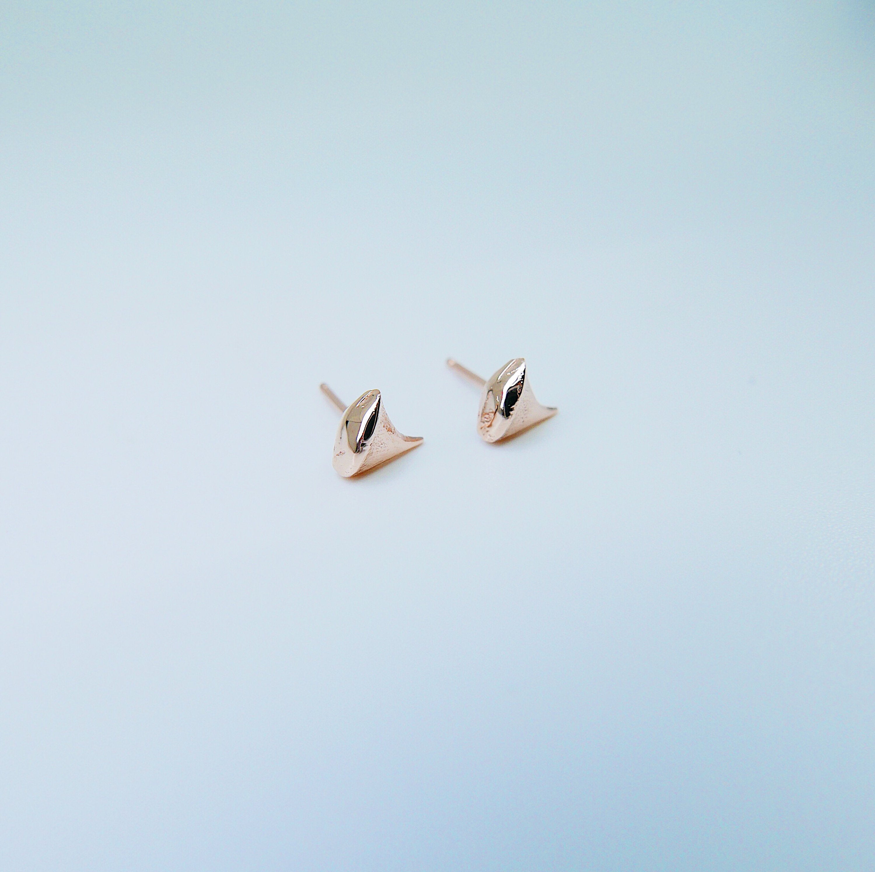 Rose Thorn Earring, thorn earrings, rose thorn studs, 14k rose gold earring, rose gold thorn earring